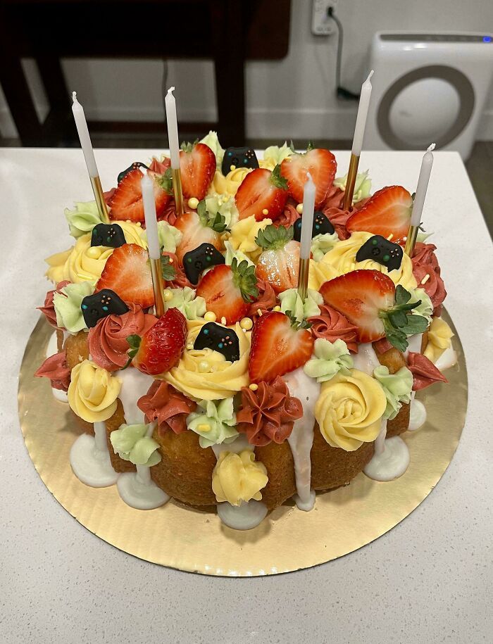 Pastel decorado con fresas y glaseado, destacando creatividad y talento en repostería nivel avanzado.