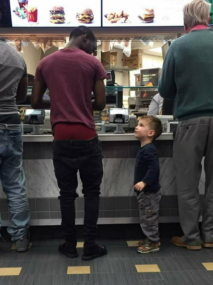 Cuando tu hijo de tres años le dice a un hombre en McDonald's que se le caen los pantalones