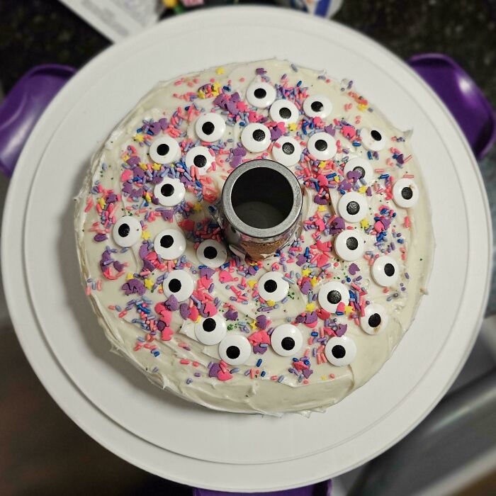 Llevé a mi hija a por ingredientes para hacerle una tarta de cumpleaños a mi mujer. Entonces ella vio los ojos decorativos comestibles