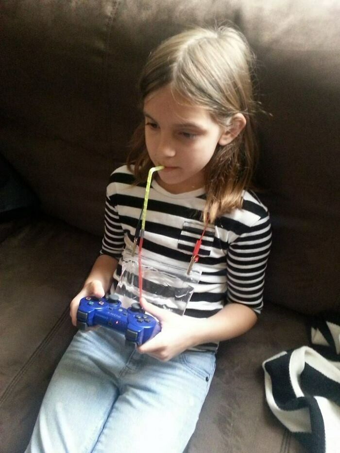 La hija de 9 años de mi novia: «He inventado esto para no tener que dejar de jugar a videojuegos para beber agua»