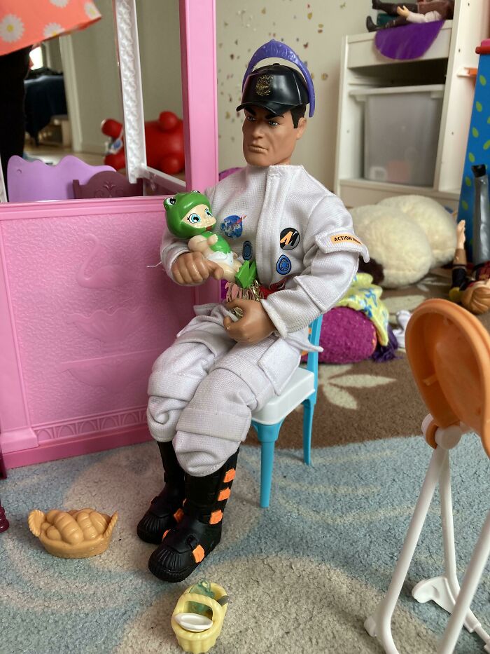 Mis hijos heredaron los juguetes de mi infancia, y sólo mi hija quiere jugar con «muñecas». A Action Man le encanta su vida feliz