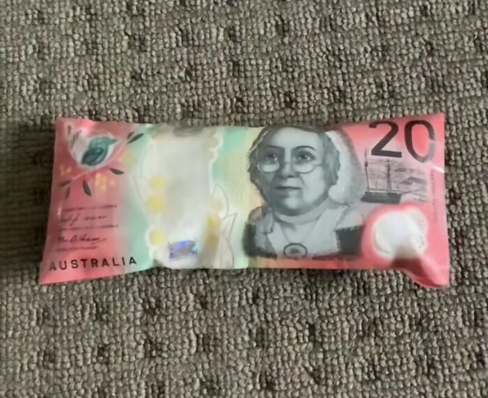 Billete australiano de 20 dólares en el suelo.