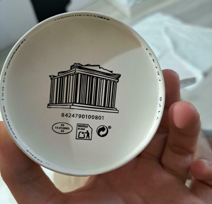 Código de barras en forma del Partenón en un yogur griego