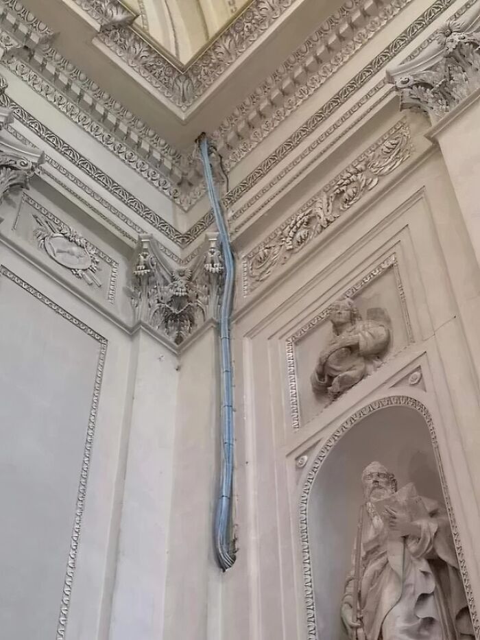 Cable expuesto en un edificio histórico, evidencia de trabajo perezoso de empleados.