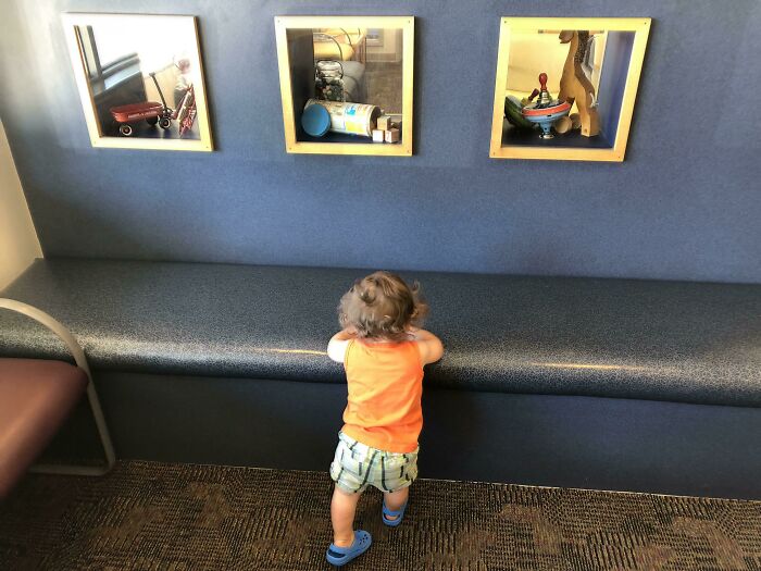 La sala de espera de una clínica pediátrica tiene juguetes protegidos con plexiglás sólo para exhibirlos, pero no para que los niños jueguen con ellos.