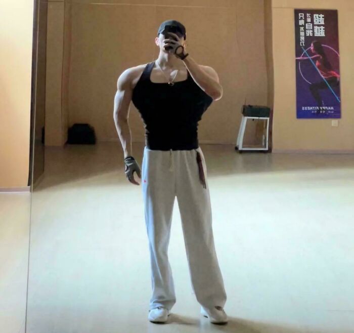Hombre tomando una selfie en el gimnasio, mostrando contraste entre Instagram y realidad.