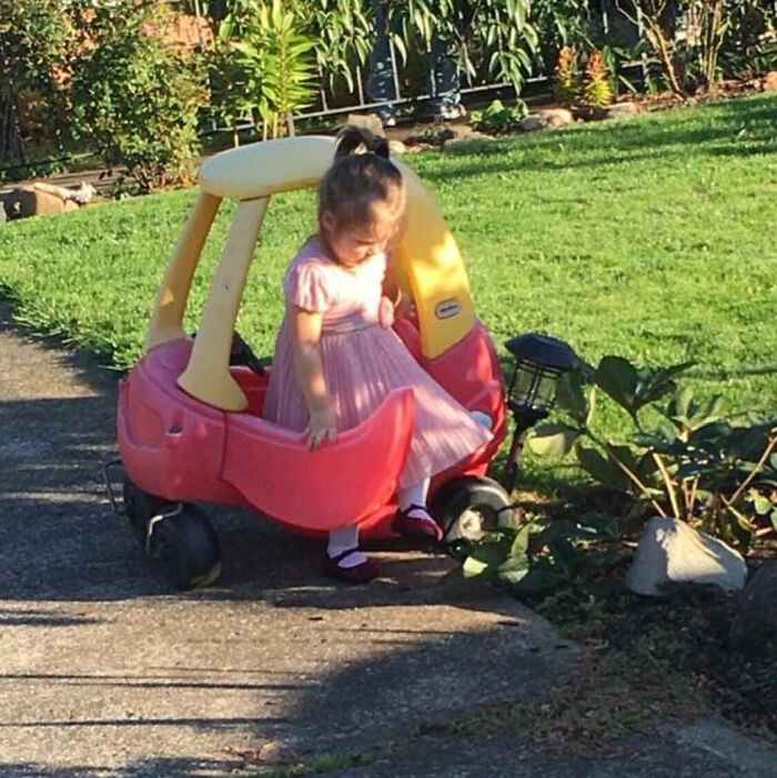 Mi hija chocó contra un poste de la luz y rápidamente salió del vehículo y huyó de la escena. Su primer accidente con fuga