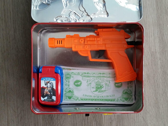 Encontré esto mientras ayudaba a mi hijo de 5 años a limpiar su habitación. Dijo que era para «por si acaso».