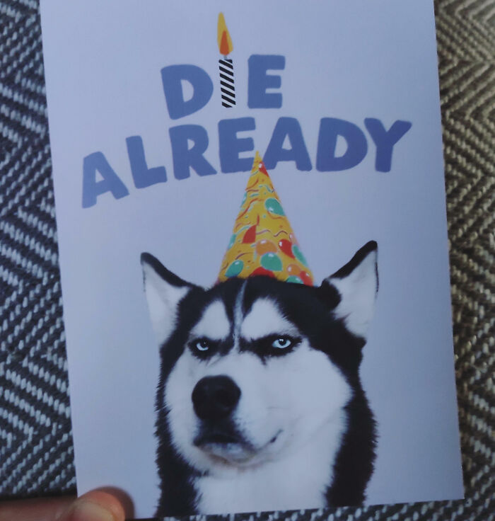 Mi sobrina de 4 años aún no lee y me ha comprado esta tarjeta de cumpleaños porque sale 