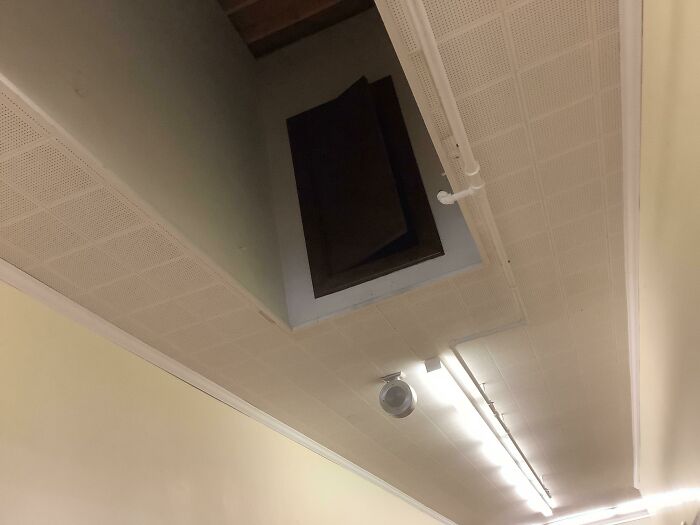 Hay una puerta ahí arriba, esto es un colegio