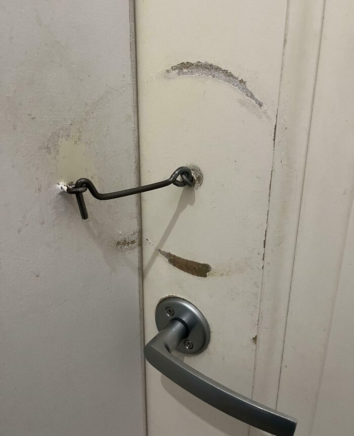 El cerrojo de la puerta