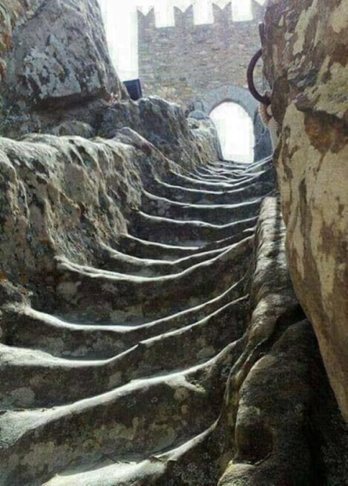 Escaleras desgastadas por un millón de pisadas a lo largo de mil años en el castillo de Sperlinga (Sicilia)