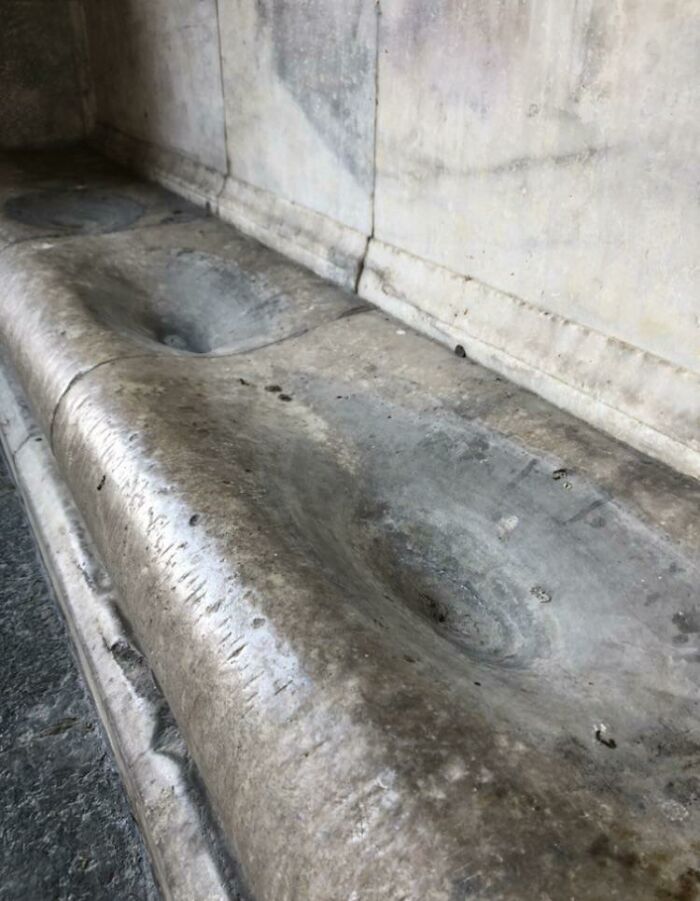 La piedra de este castillo italiano está completamente desgastada por 700 años de agua de lluvia que cae del tejado exactamente en el mismo lugar.