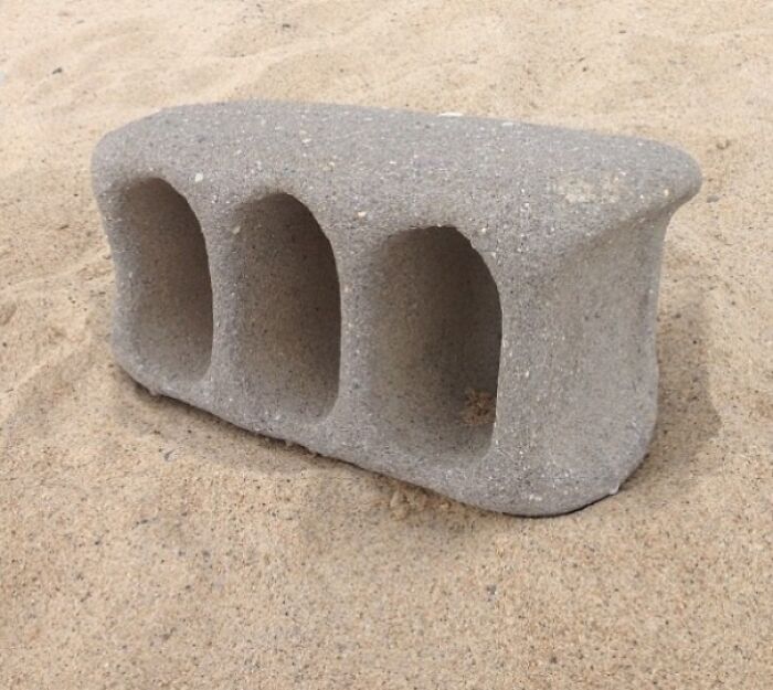 Un bloque de hormigón que llegó a la playa después de un tiempo dando tumbos entre las corrientes marinas.