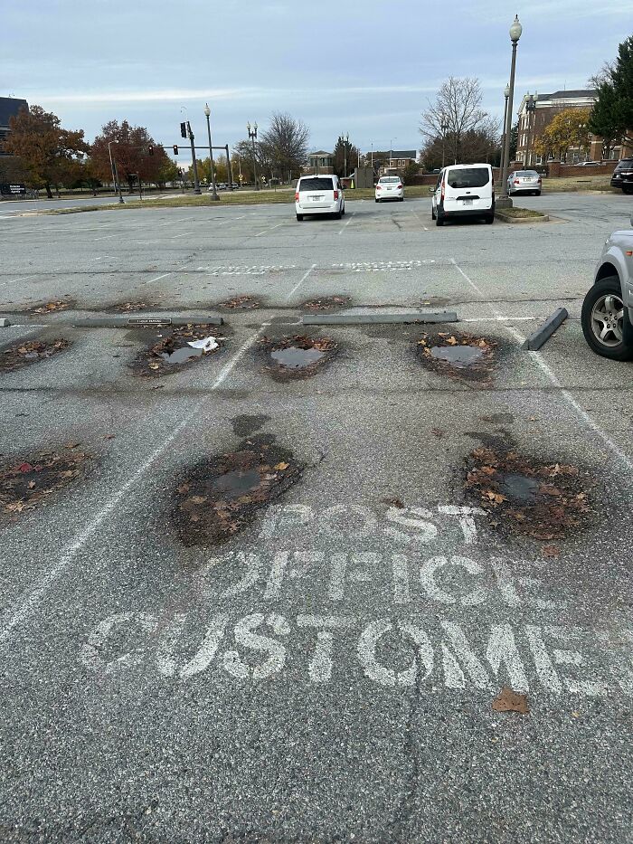 Plazas de aparcamiento en una oficina de correos construida en 1934