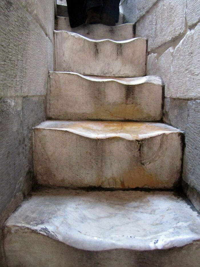 500 años subiendo las escaleras de mármol de la torre inclinada de Pisa
