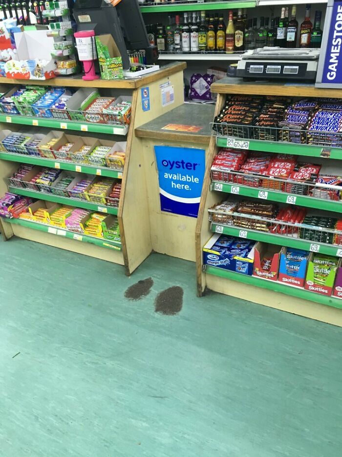 El suelo se ha desgastado donde la gente ha estado de pie en mi comercio