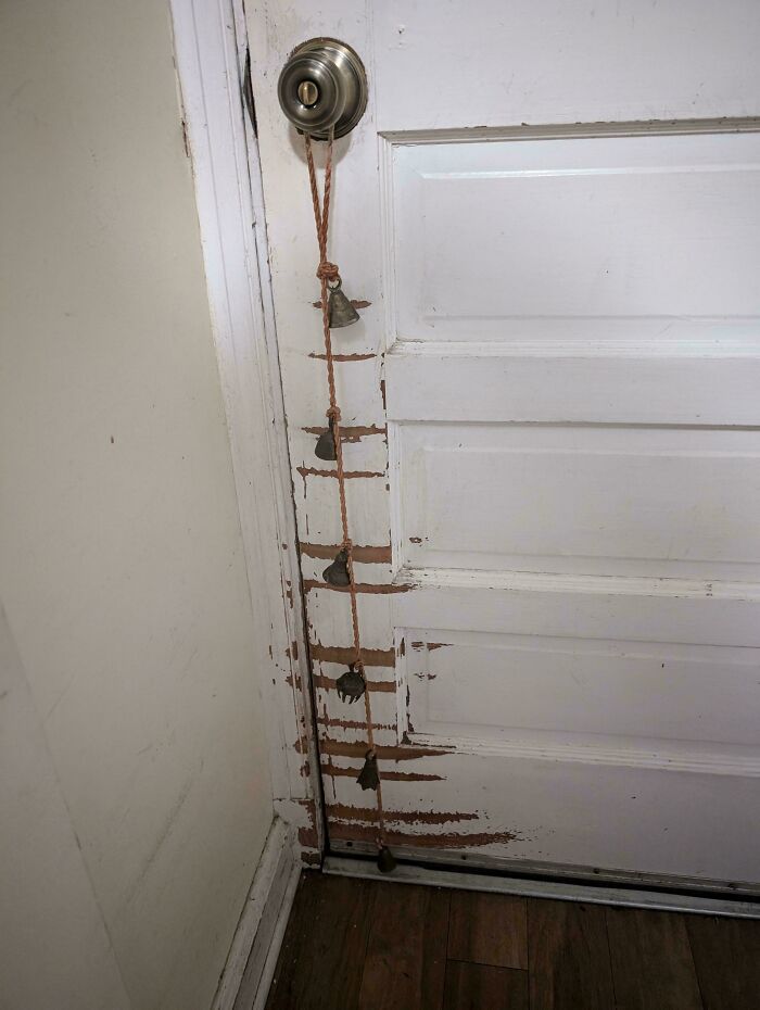 Las campanas colgadas en la puerta trasera de la casa de mis padres