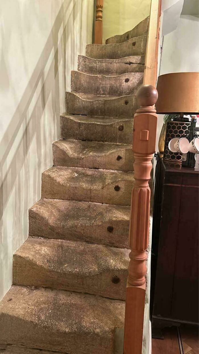 Escaleras de piedra desgastadas por los zuecos