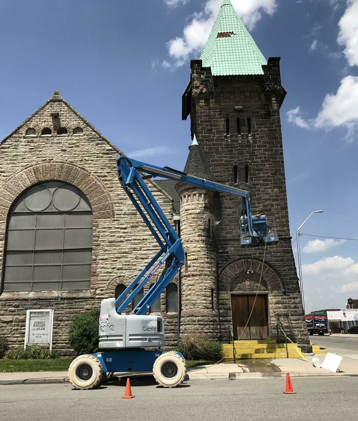 Esta iglesia en Detroit no ha sido limpiado desde que fue construida hace 134 años. Siempre pensé que la piedra era negra
