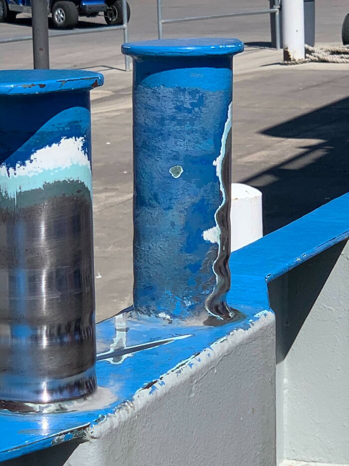 Un poste de amarre para el ferry local