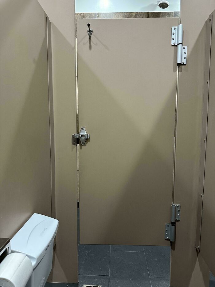 Todos los baños públicos de Estados Unidos parecen ser así: ¿para qué molestarse en tener una puerta si no te cubre?