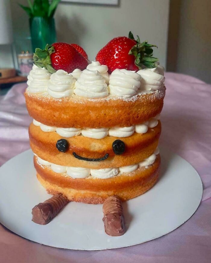 Tarta casera de repostería creativa con crema, fresas y decoración que lleva la repostería a otro nivel.