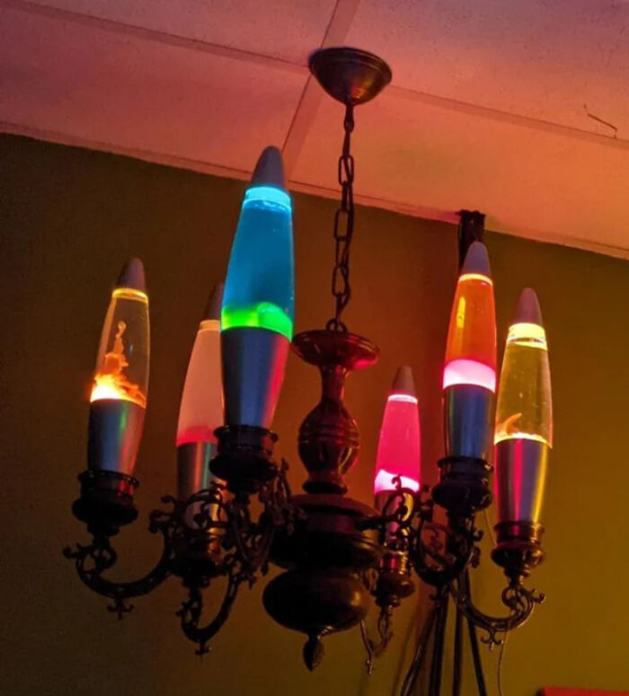 Lámpara de araña con luces lava de colores, ejemplo de proyectos caseros cuya ejecución falló estrepitosamente.