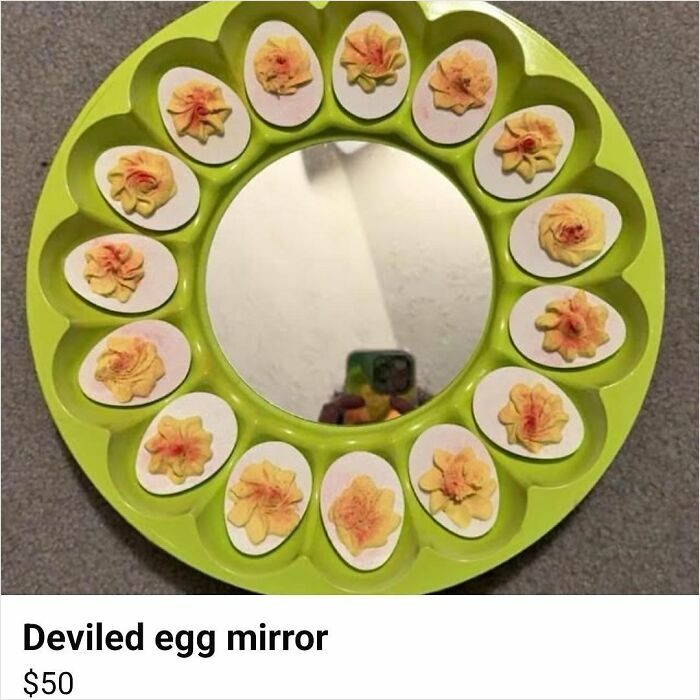 Espejo decorativo con huevos rellenos falsos, un objeto raro encontrado a la venta en Facebook Marketplace.