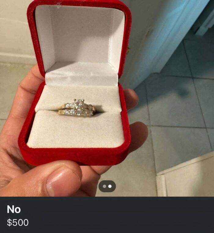 Anillo con piedras preciosas en caja roja, una de las cosas raras que la gente encontró a la venta en Facebook Marketplace.