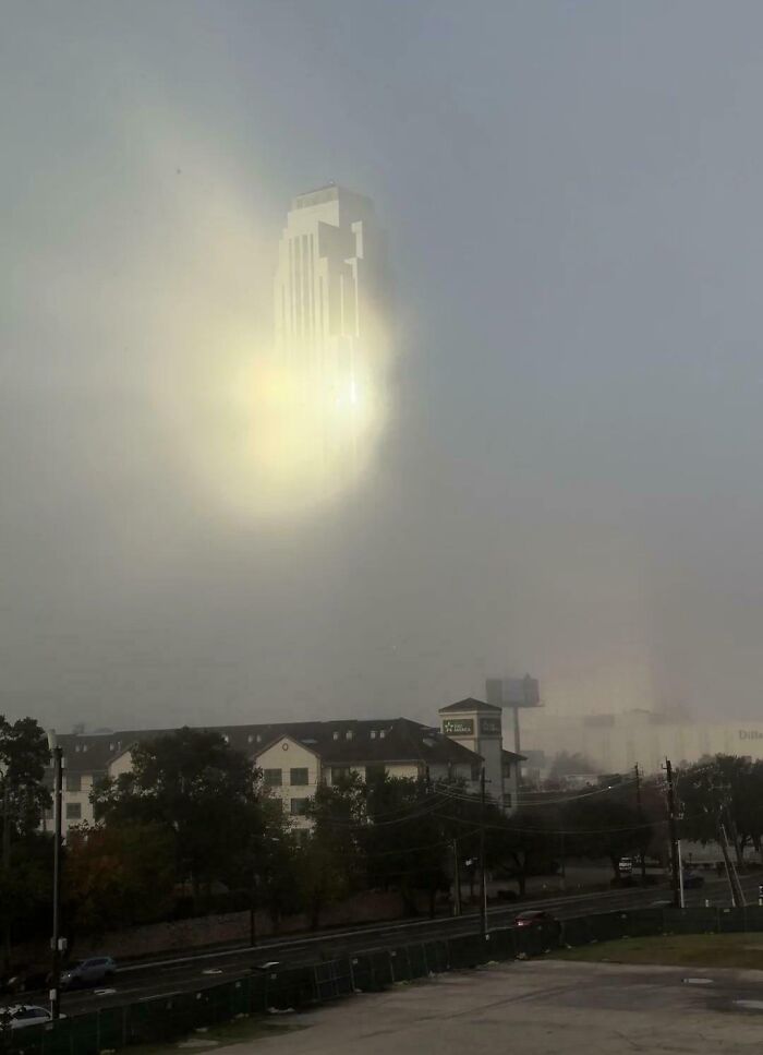 La Torre Williams parece un holograma en la niebla de Houston
