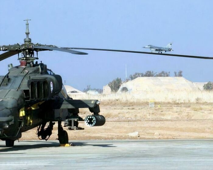 Pequeño F-15 aparcado en la pala del rotor de un helicóptero