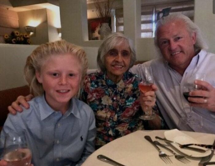 Es evidente que los abuelos se lo han puesto así