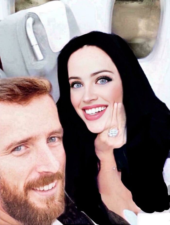 Pareja sonriendo en un avión, representando la discrepancia entre Instagram y realidad.