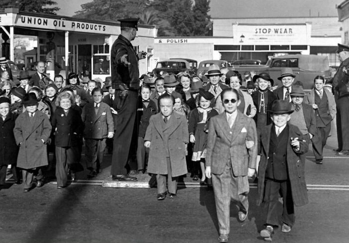 Los actores que iban a encarnar a los Munchkins en El Mago de Oz llegan a los estudios Mgm en 1938