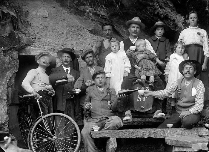 Entre 1900 y 1930, un comerciante de semillas indigente tomó más de 5.000 fotografías de la vida cotidiana en un valle aislado al sur de los Alpes. Fueron redescubiertas mucho después de su muerte.