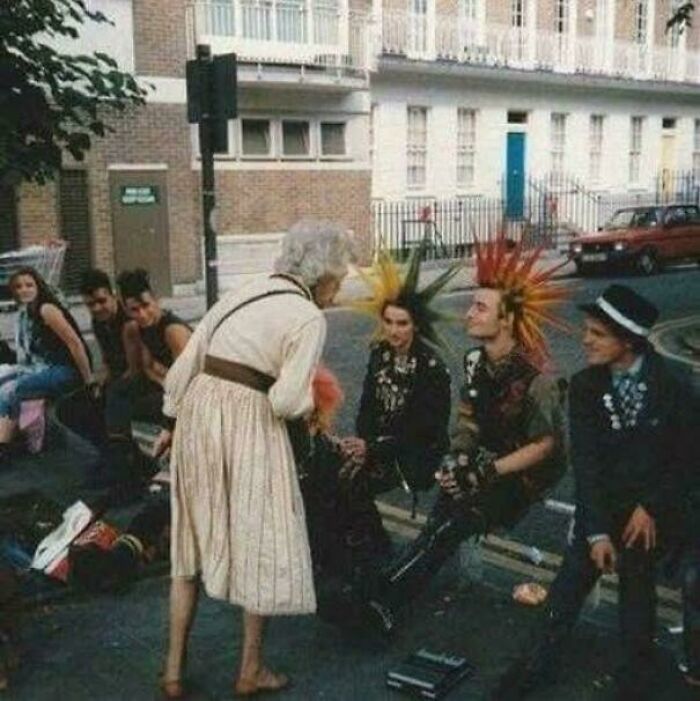 Punkis londinenses y una abuela interesada en ellos, Chelsea, 1982