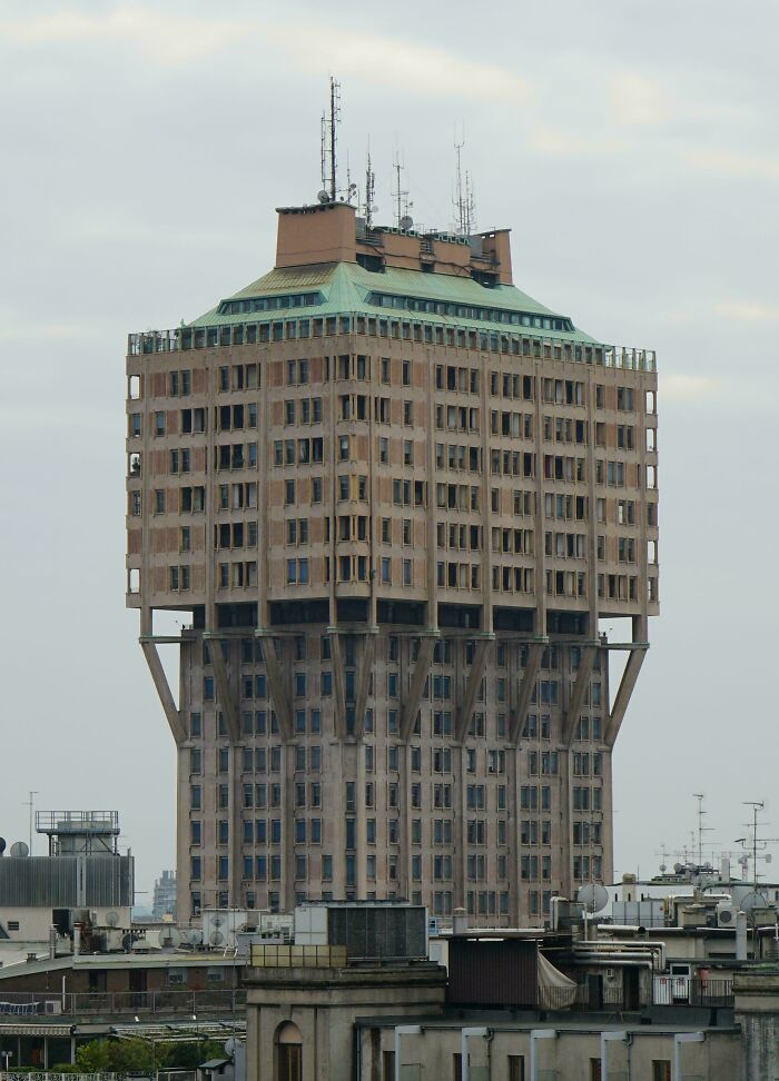 Edificio urbano con diseño peculiar, ejemplo del "infierno urbano": estructura masiva sobre soportes en la ciudad.