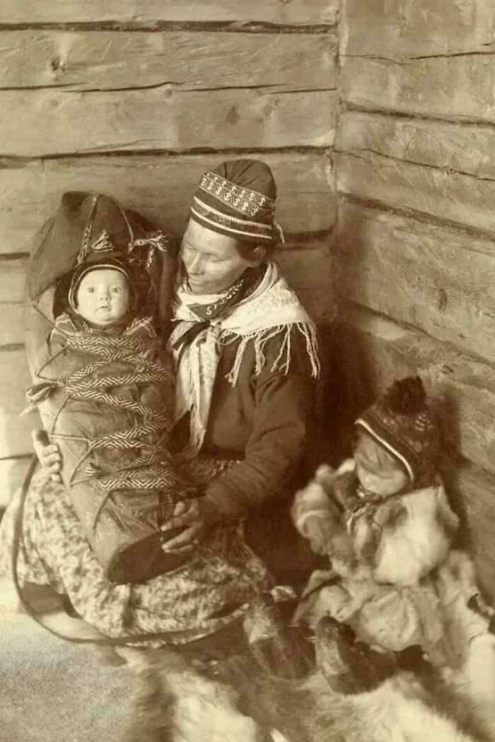 Una mujer sami, un niño pequeño y un bebé en Laponia, Finlandia, 1917