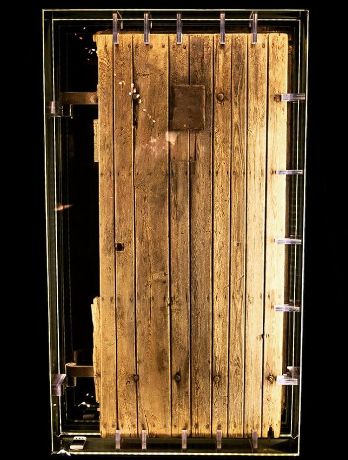 La última puerta de madera de las cámaras de gas de Auschwitz. Para millones de judíos, fue la última puerta que vieron.