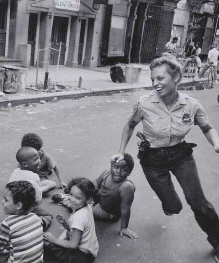 Policía jugando con niños en Nueva York, 1970