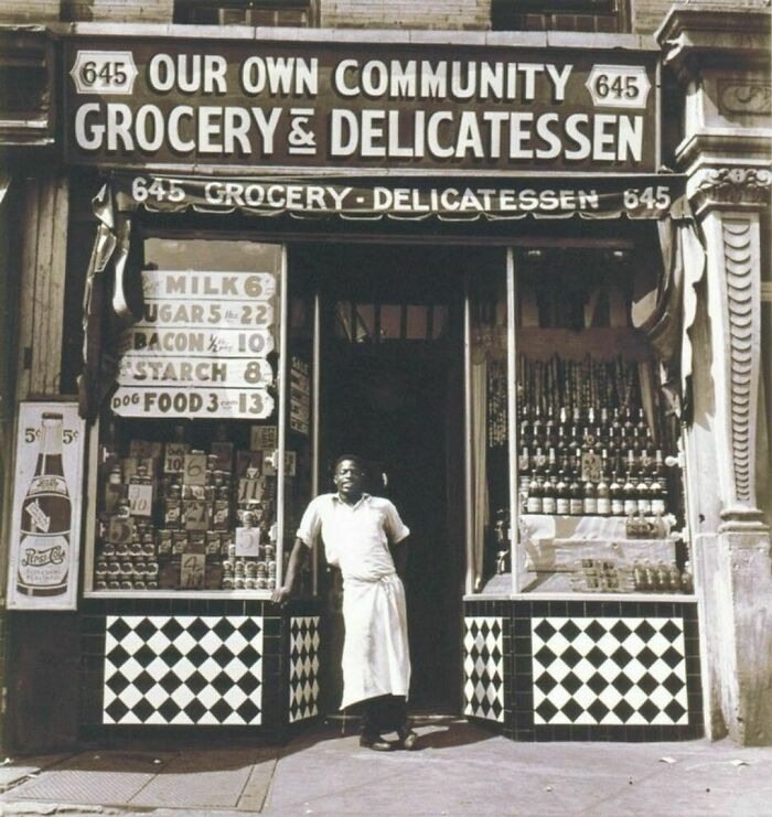 Tendero de Harlem delante de su tienda, 1937