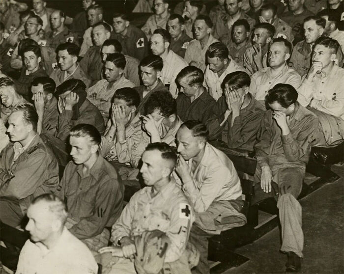 Soldados alemanes reaccionan ante las imágenes de los campos de concentración, 1945