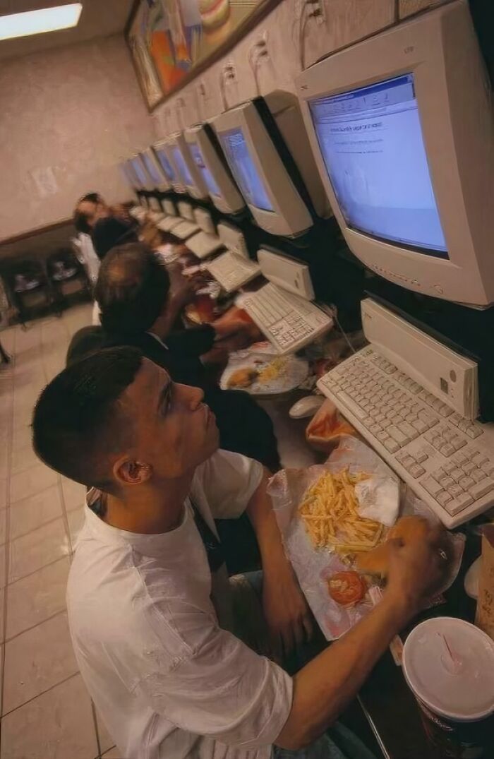 Un Burger King de Manhattan (Nueva York) ofreció acceso gratuito a Internet a sus clientes en 1998.