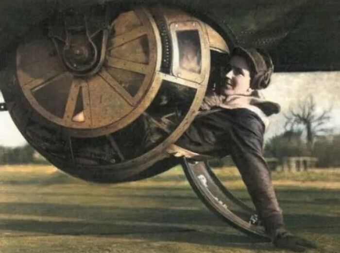 Alan Magee, artillero de la torreta de balas del B-17, que cayó 22.000 pies sin paracaídas y aterrizó en el techo de cristal de la estación de tren de St. Sufrió múltiples heridas, incluyendo una pierna rota y un severo corte en el brazo, pero sobrevivió. 3 de enero de 1943