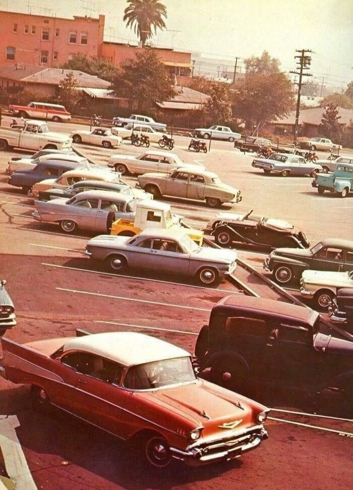 Aparcamiento de instituto en Burbank, California 1966
