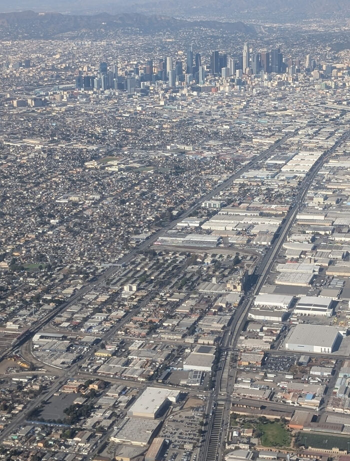 Vista aérea de una extensa área urbana, ejemplificando infierno urbano con edificios densamente agrupados.
