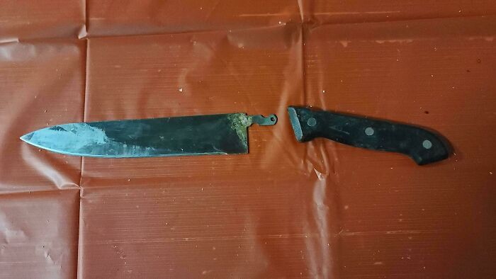 El filo increíblemente corto de este cuchillo sólo estaba sujeto por un soporte de plástico rompible. Los tres pasadores de seguridad más gruesos son puramente estéticos.