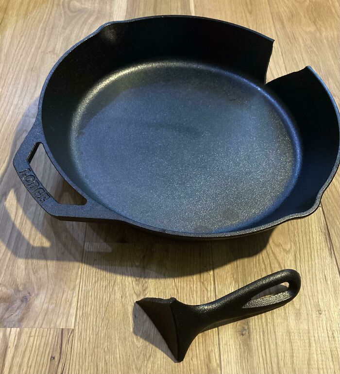 Se me acaba de romper el mango de mi nueva sartén de hierro fundido. Ni siquiera he cocinado nada con ella todavía.