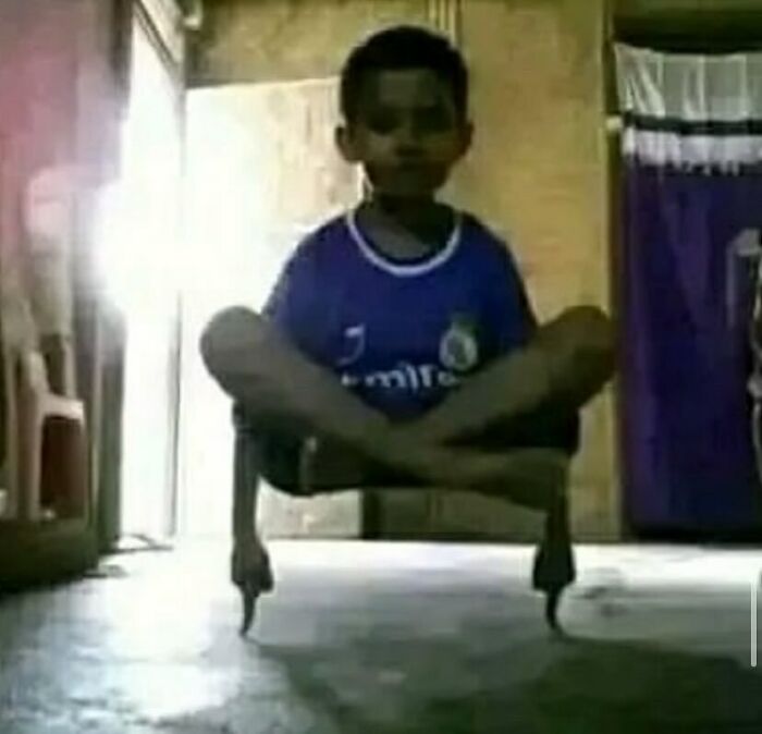 Niño haciendo equilibrio con dedos, imagen divertida que causa risa y destaca por su originalidad en fotografías virales.